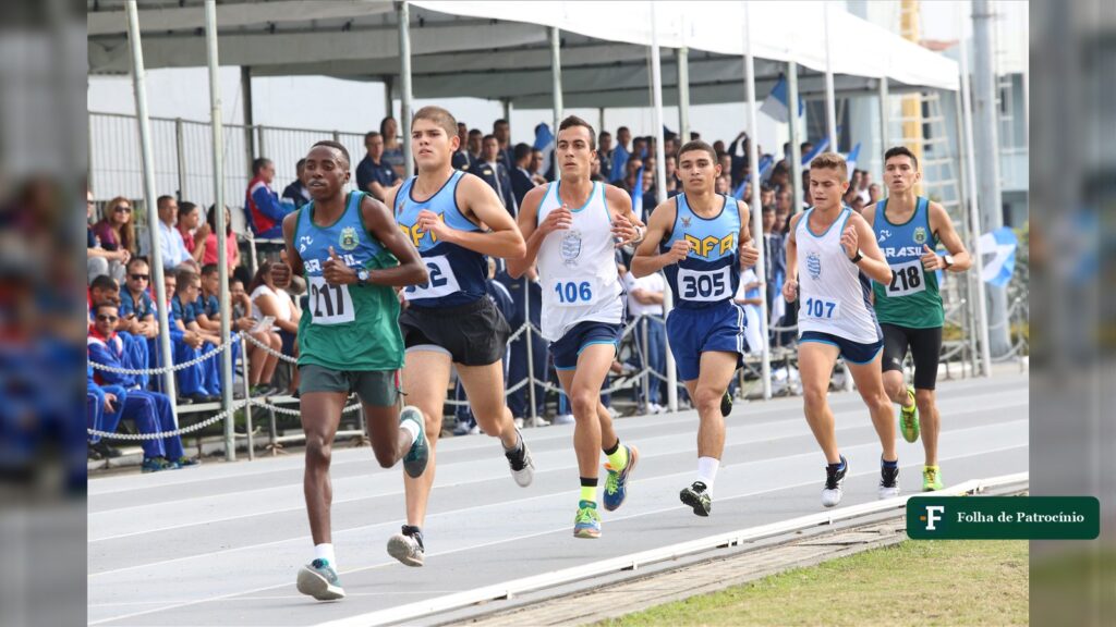 Corredores disputando prova de atletismo no Brasil, formato da Corrida Outubro Rosa marcada para Patrocínio