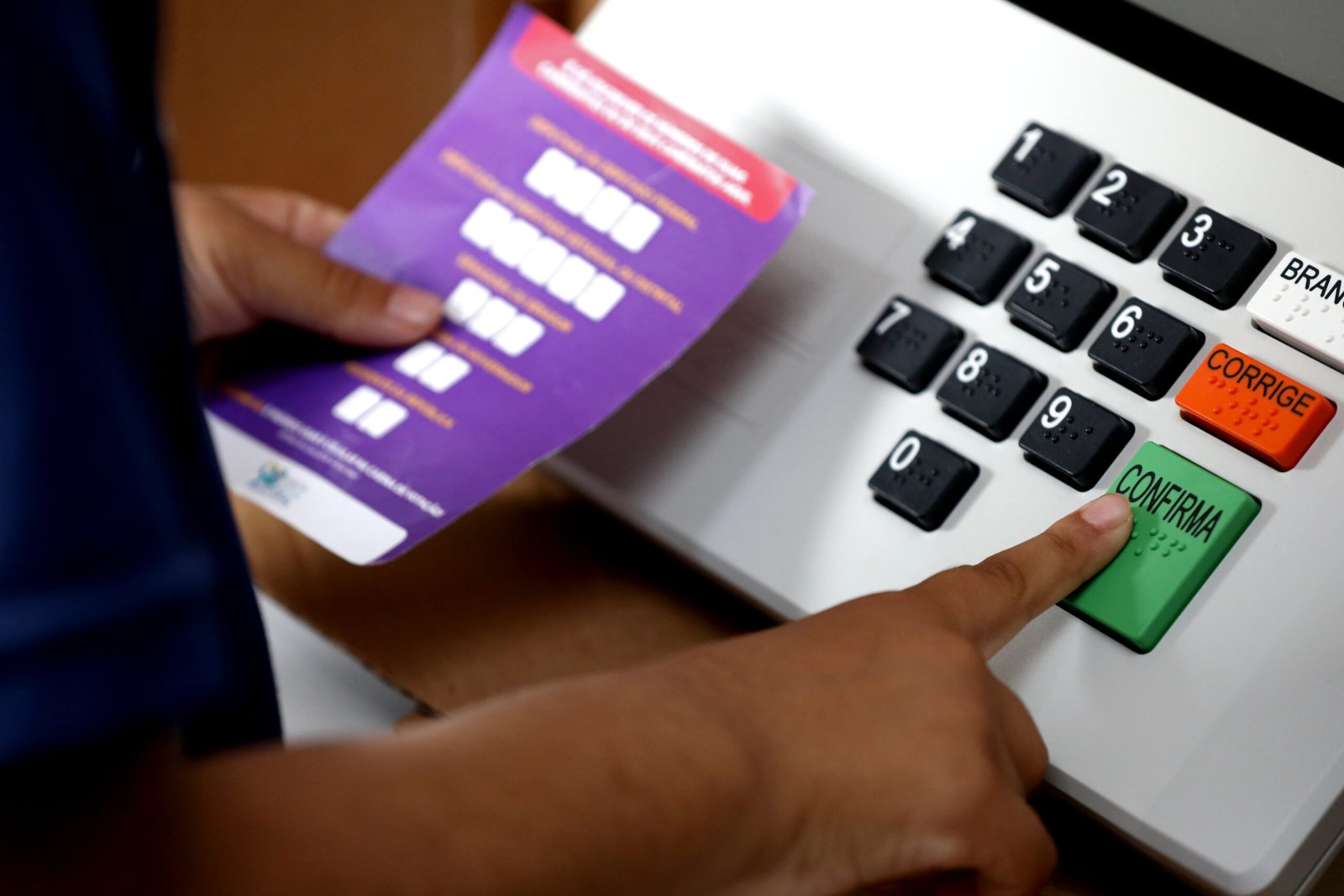 Eleitor confirma o voto em urna eletrônica durante a corrida presidencial 2026