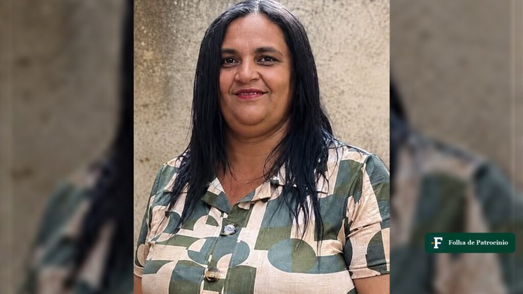 Retrato de Cristina Barbosa Gonçalves, moradora de Patrocínio, sorrindo em frente a um muro claro