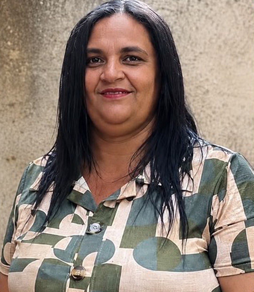 Cristina Barbosa Gonçalves em retrato divulgado pela família, de camisa estampada em tons de verde e bege