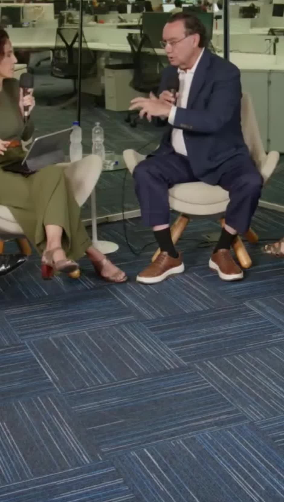 Augusto Cury durante entrevista sobre influenciadores nas embaixadas brasileiras