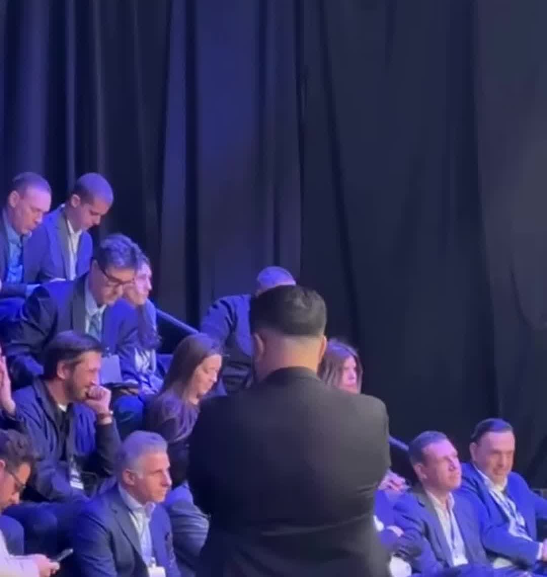 Bastidores do debate entre Tarcísio e Haddad, momento em que aliados de Tarcísio riem