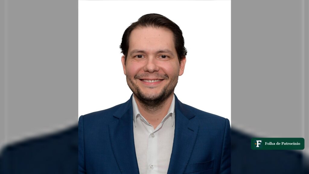 Retrato oficial do prefeito de Patrocínio, Gustavo Brasileiro, de terno azul