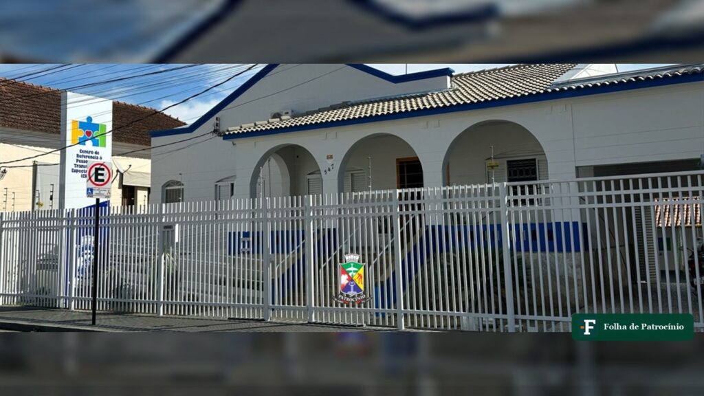 Fachada do CRTEA de Patrocínio, casa branca com arcos e grade, com placa de identificação do centro na calçada
