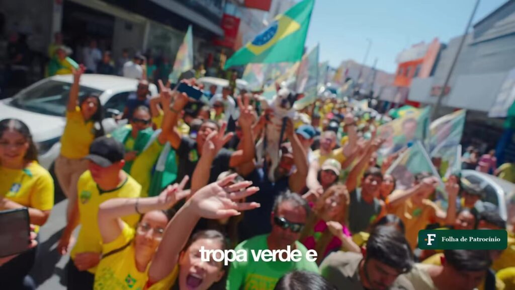 Apoiadores de verde e amarelo acompanham Nikolas Ferreira em ato de campanha em Uberlândia