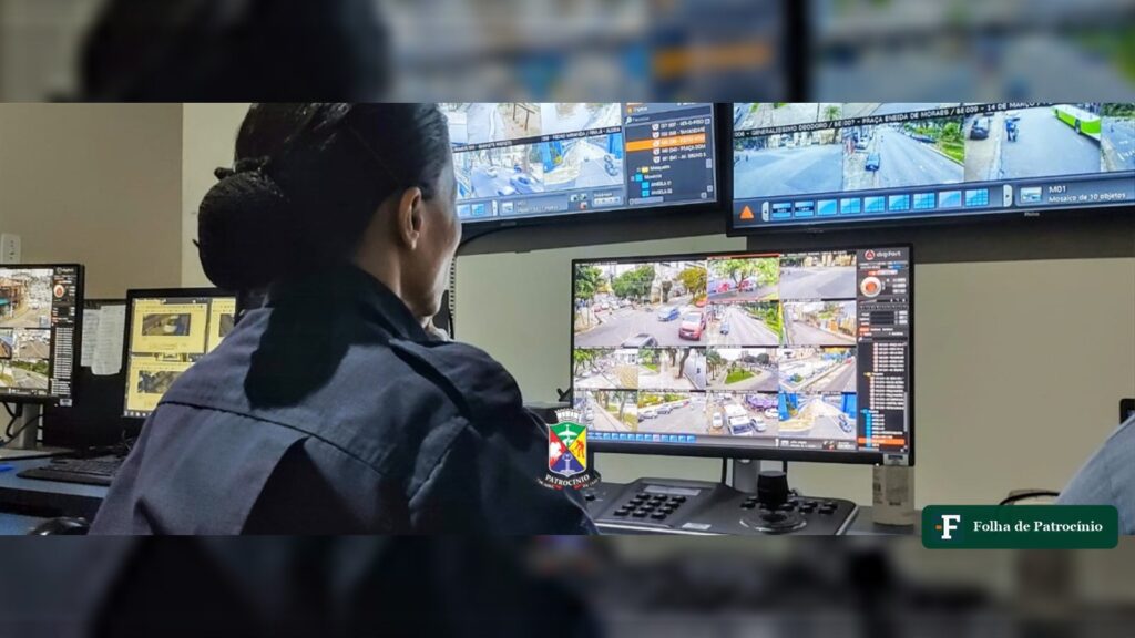 Operadora acompanha imagens do videomonitoramento em Patrocínio em uma central com vários monitores