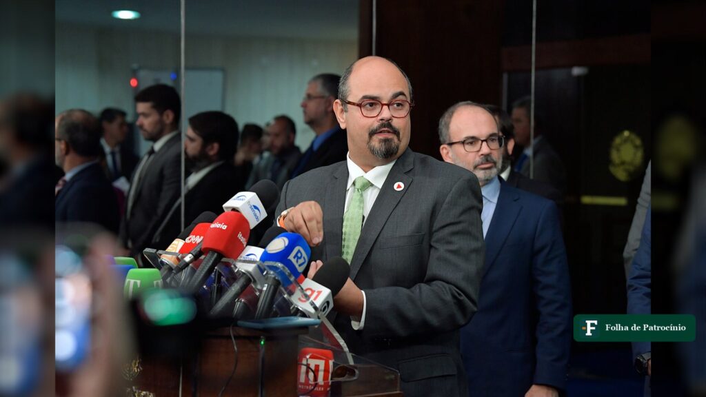 Governador Mateus Simões fala à imprensa em coletiva, no centro da crise no Republicanos em Minas Gerais