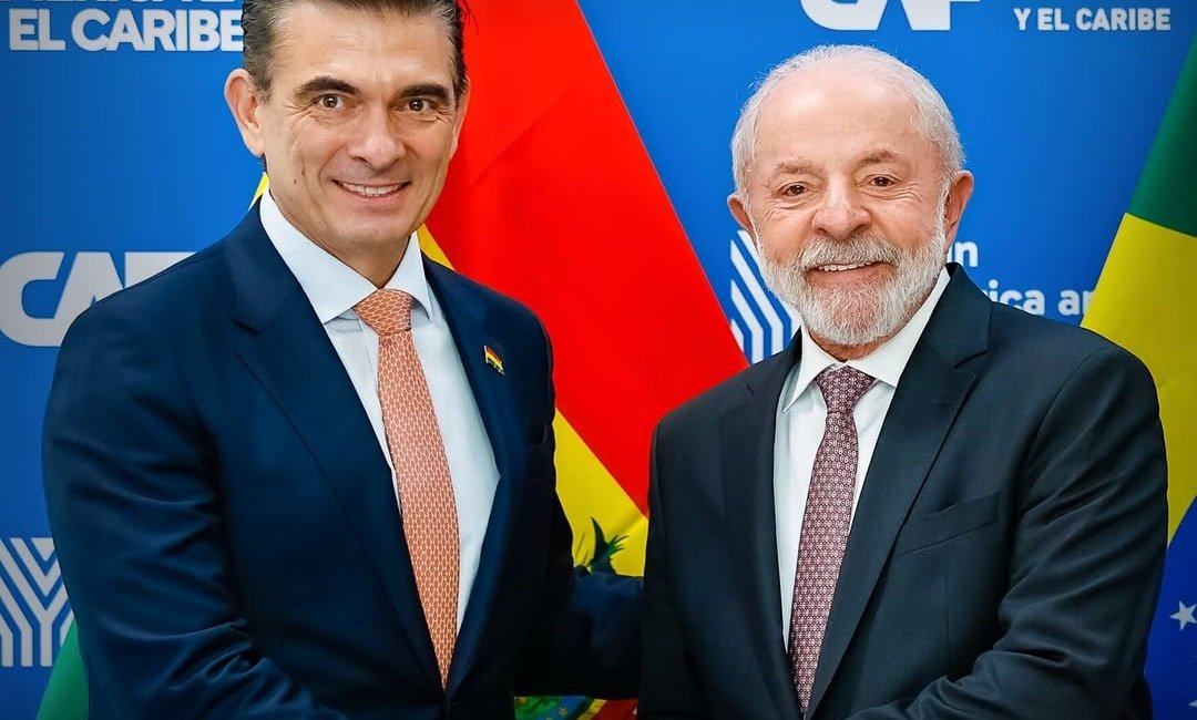 Lula e o presidente da Bolívia, Rodrigo Paz, discutem a dívida pública do Brasil e da região em encontro no Panamá