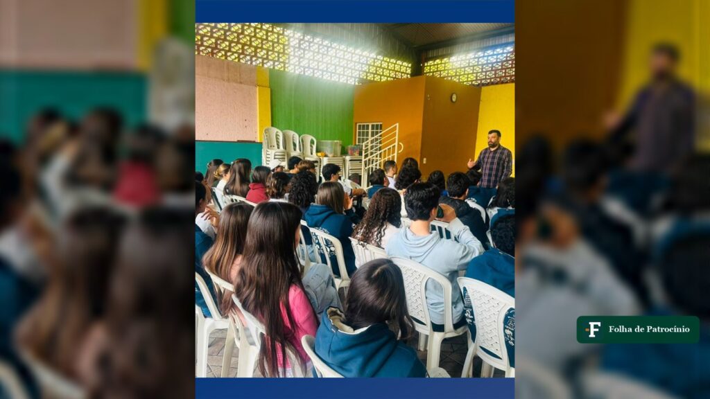 Encontro do programa Emprega+ com alunos do ensino médio durante ação de orientação profissional em Patrocínio
