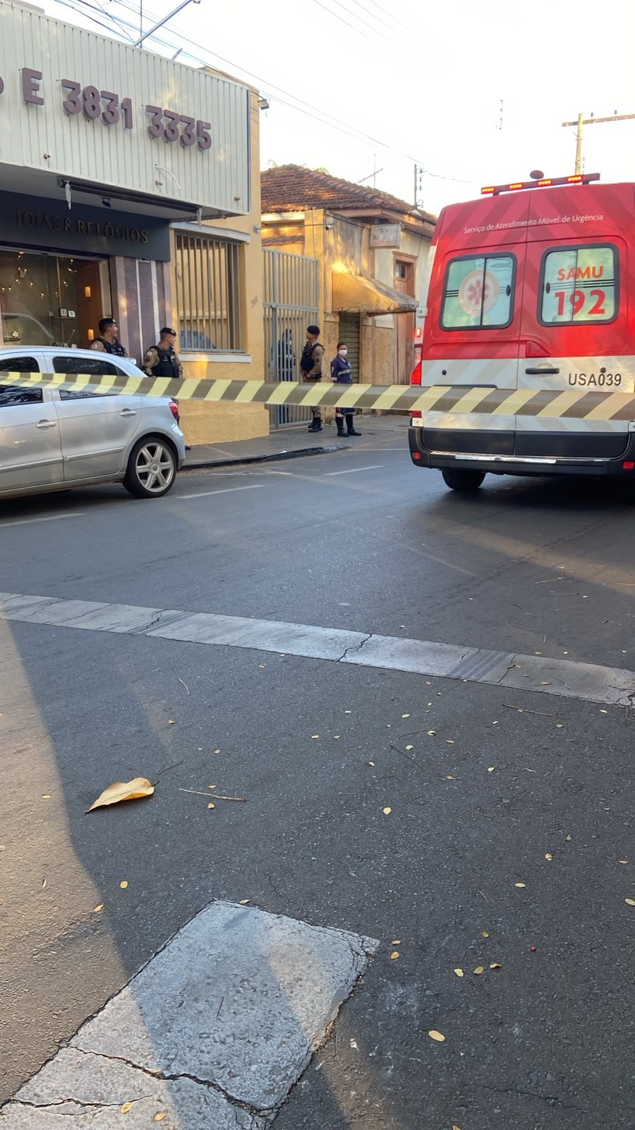 Ambulância do SAMU e faixa de isolamento durante atendimento, em matéria sobre prevenção do suicídio