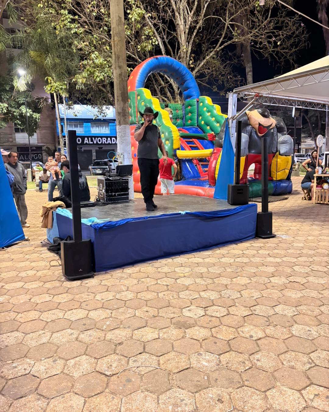 Público visita barracas da feira de artesanato em Patrocínio