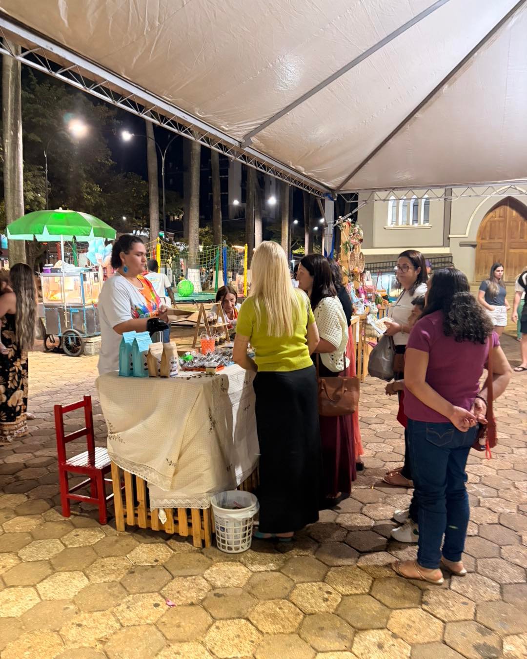 Apresentação musical na feira de artesanato em Patrocínio
