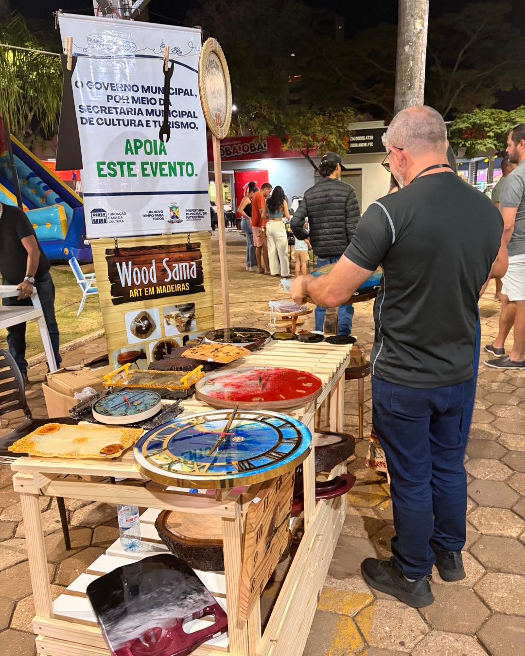 Estrutura montada na Praça Santa Luzia para a feira de artesanato em Patrocínio