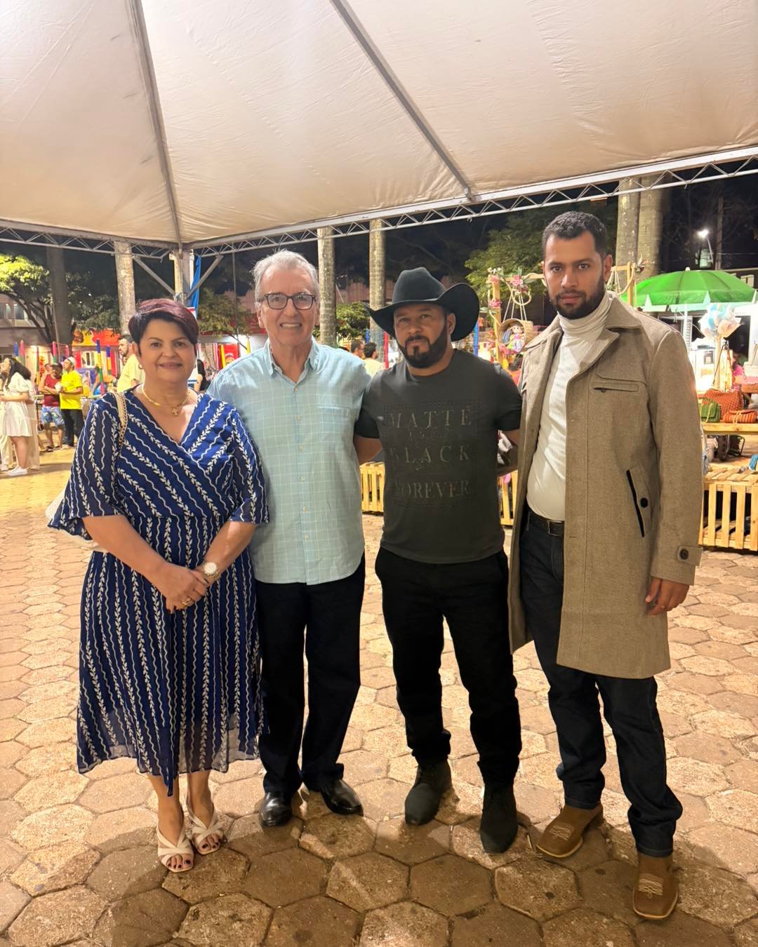 Grupo de artesãos reunidos na feira de artesanato em Patrocínio