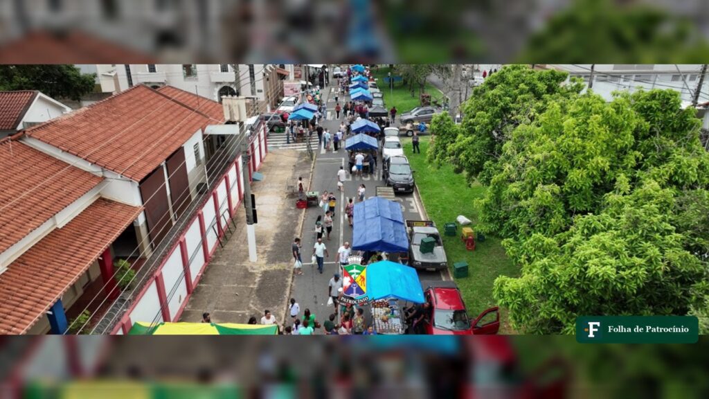 Vista aérea da Feira do Produtor Rural em Patrocínio, com barracas dos agricultores familiares