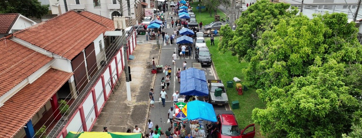 Vista aérea da Feira do Produtor Rural em Patrocínio, com barracas dos agricultores familiares