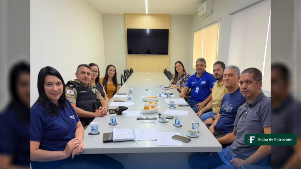 Reunião sobre comércio ambulante em Patrocínio com secretarias municipais e PM
