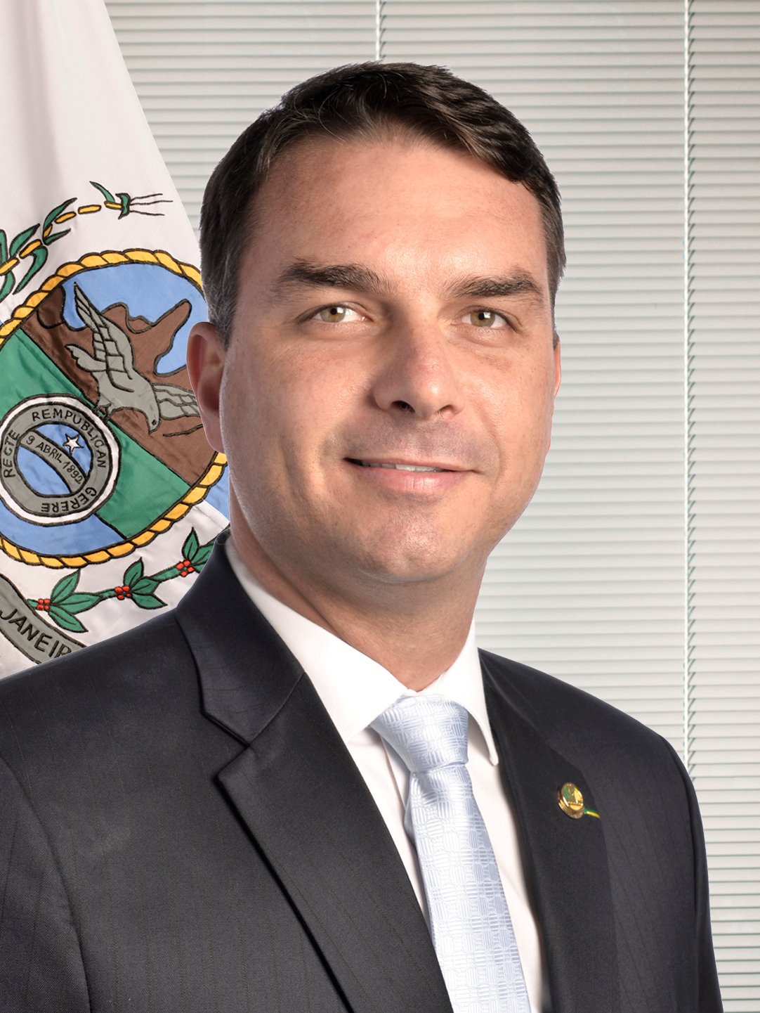 Flávio Bolsonaro em foto oficial do Senado Federal, contexto da comparação de Flávio Bolsonaro e Lula sobre política sindical