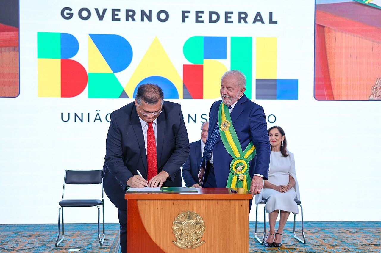 Inquérito contra Lulinha: ministro Flávio Dino ao lado do presidente Lula em cerimônia oficial