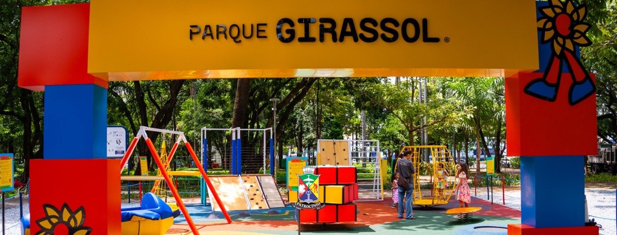 Estrutura de um Parque Girassol com brinquedos adaptados e piso acessível
