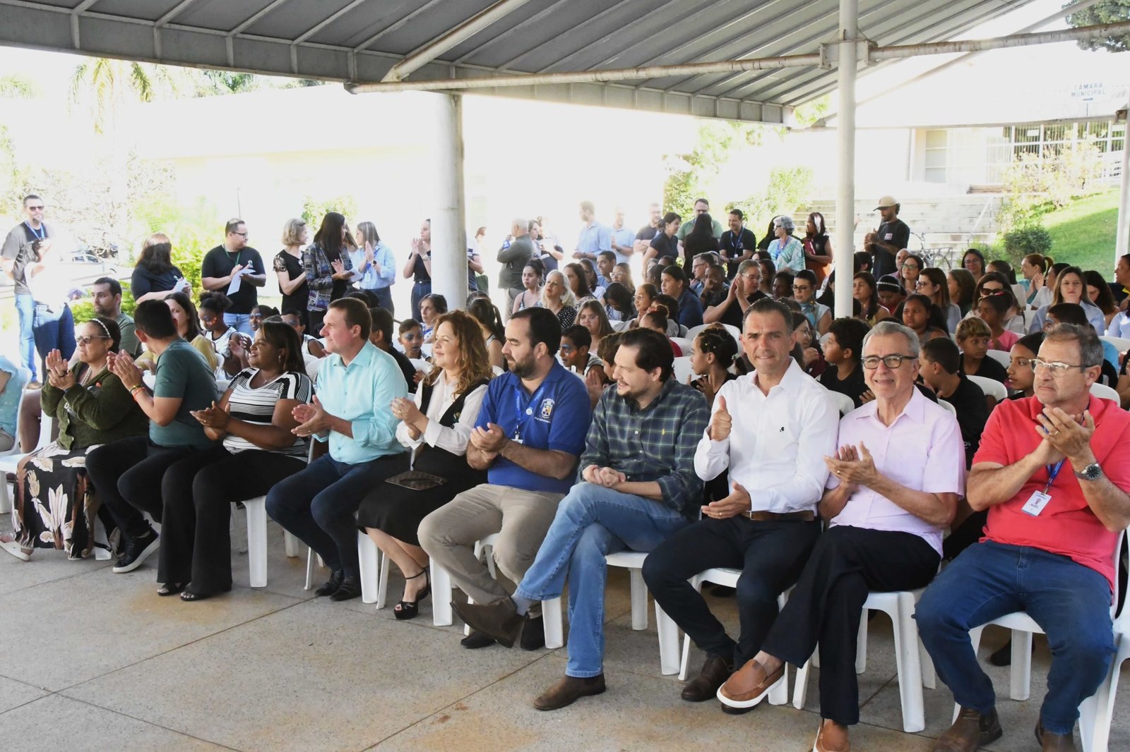 Autoridades e familiares sentados acompanham a abertura da Semana da Pessoa com Deficiência em Patrocínio