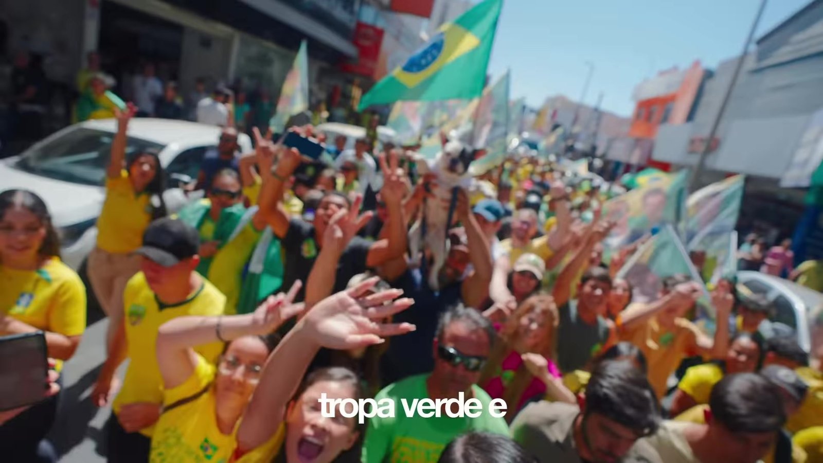 Apoiadores acompanham Nikolas Ferreira em agenda de campanha pelas ruas de Uberlândia
