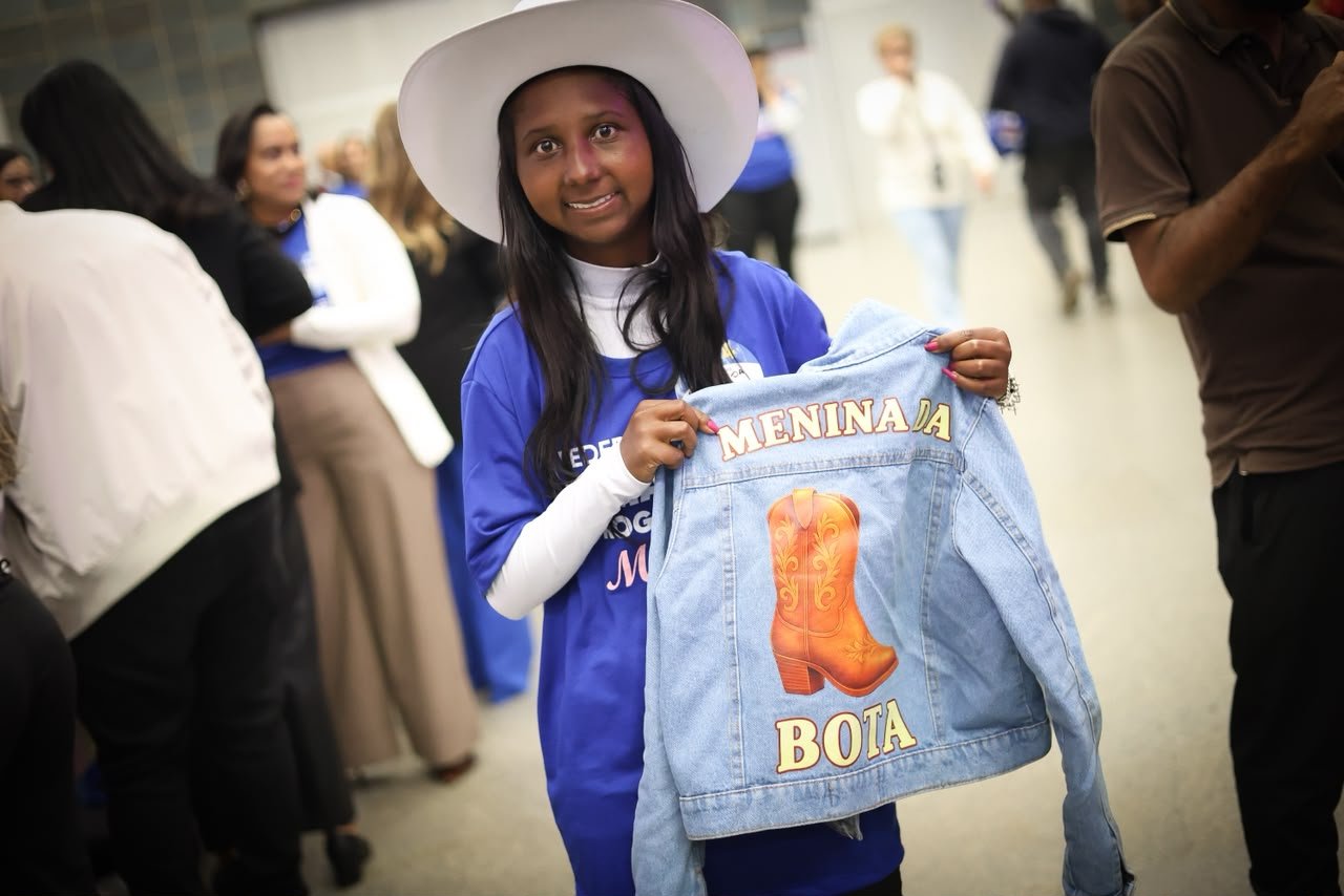Menina da Bota Maria José Mendes segura jaqueta personalizada em convenção partidária