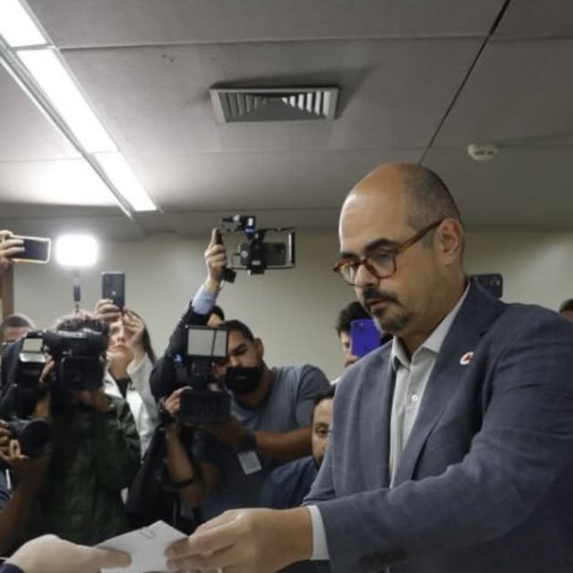 vice de Mateus Simões: governador em coletiva de imprensa cercado por fotógrafos