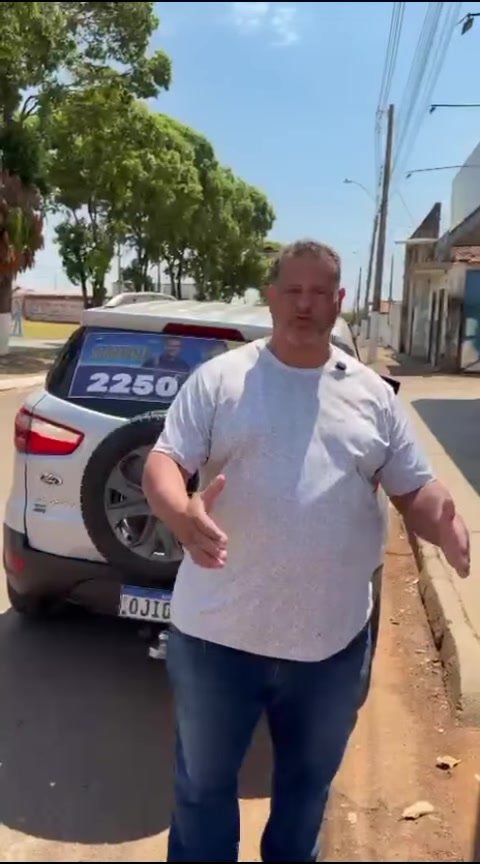 Carlão ao lado do carro com material de campanha, no vídeo em que reage ao caso de Carlão e Maria Clara