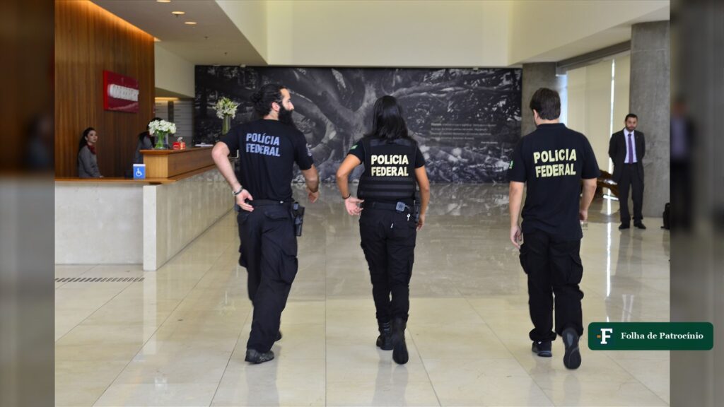 Agentes da Policia Federal em operacao contra fraude no INSS em Minas Gerais