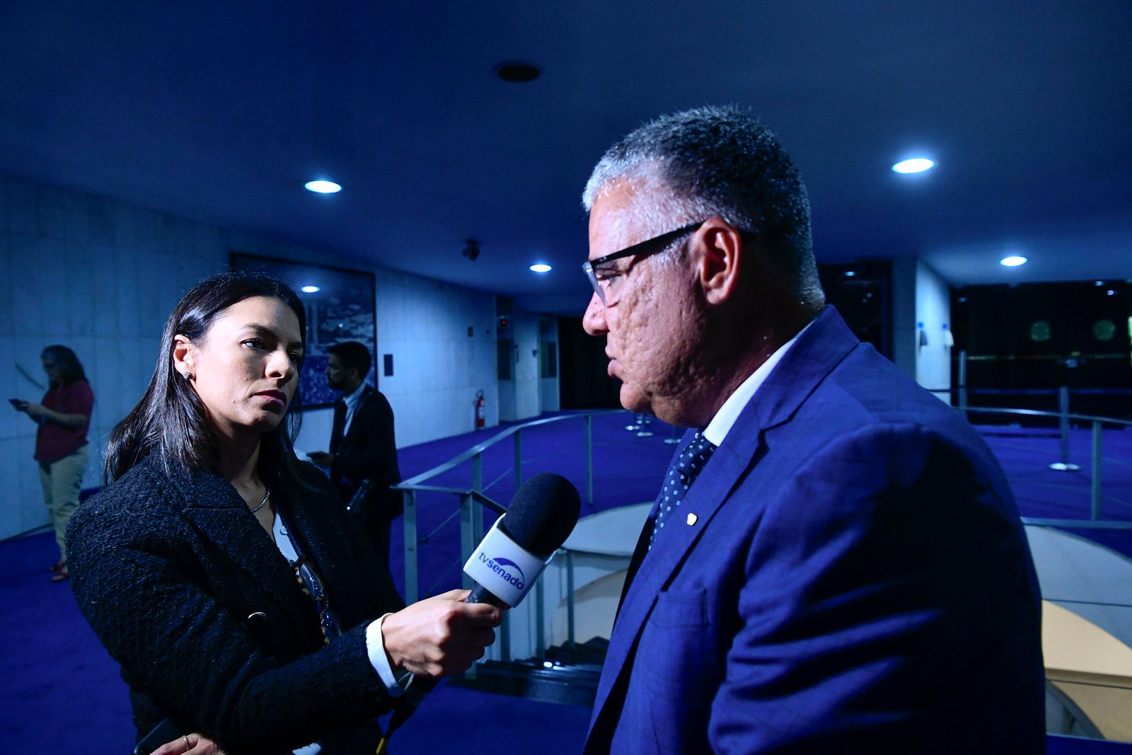 Senador Eduardo Girão, agora vice de Zema, concede entrevista em corredor do Senado Federal
