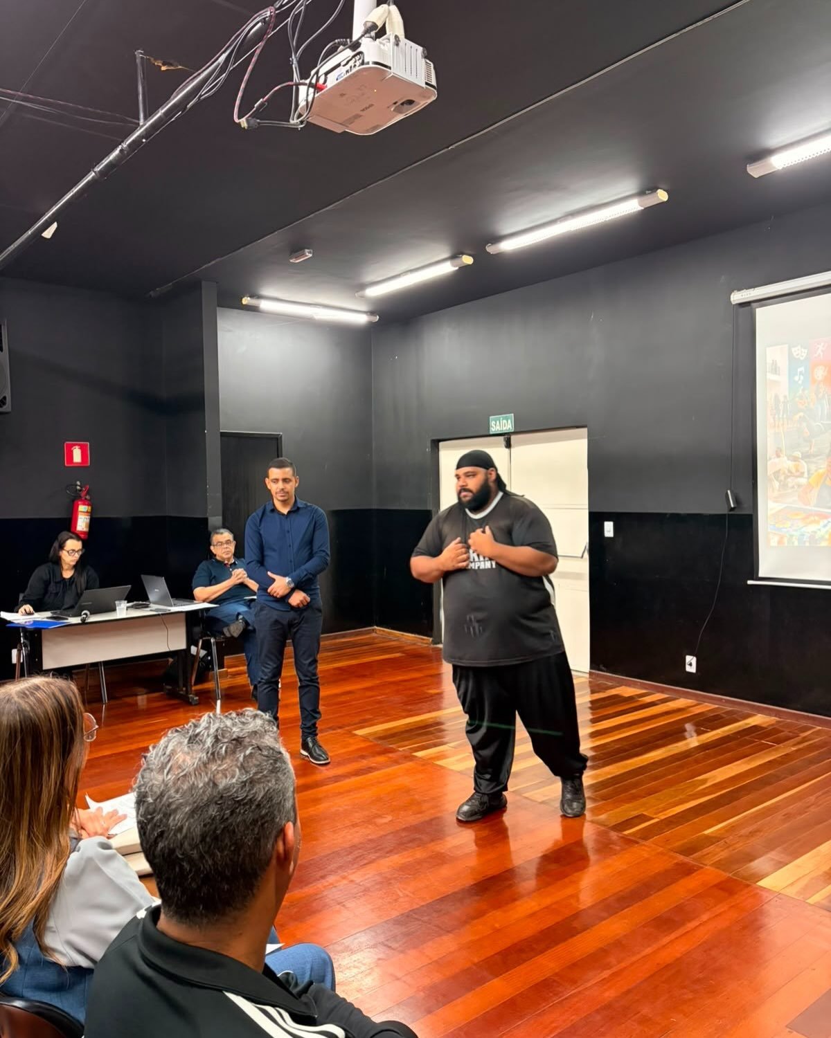 Integrante do Grupo Gestor do CEU lê o estatuto durante a assembleia de posse em Patrocínio