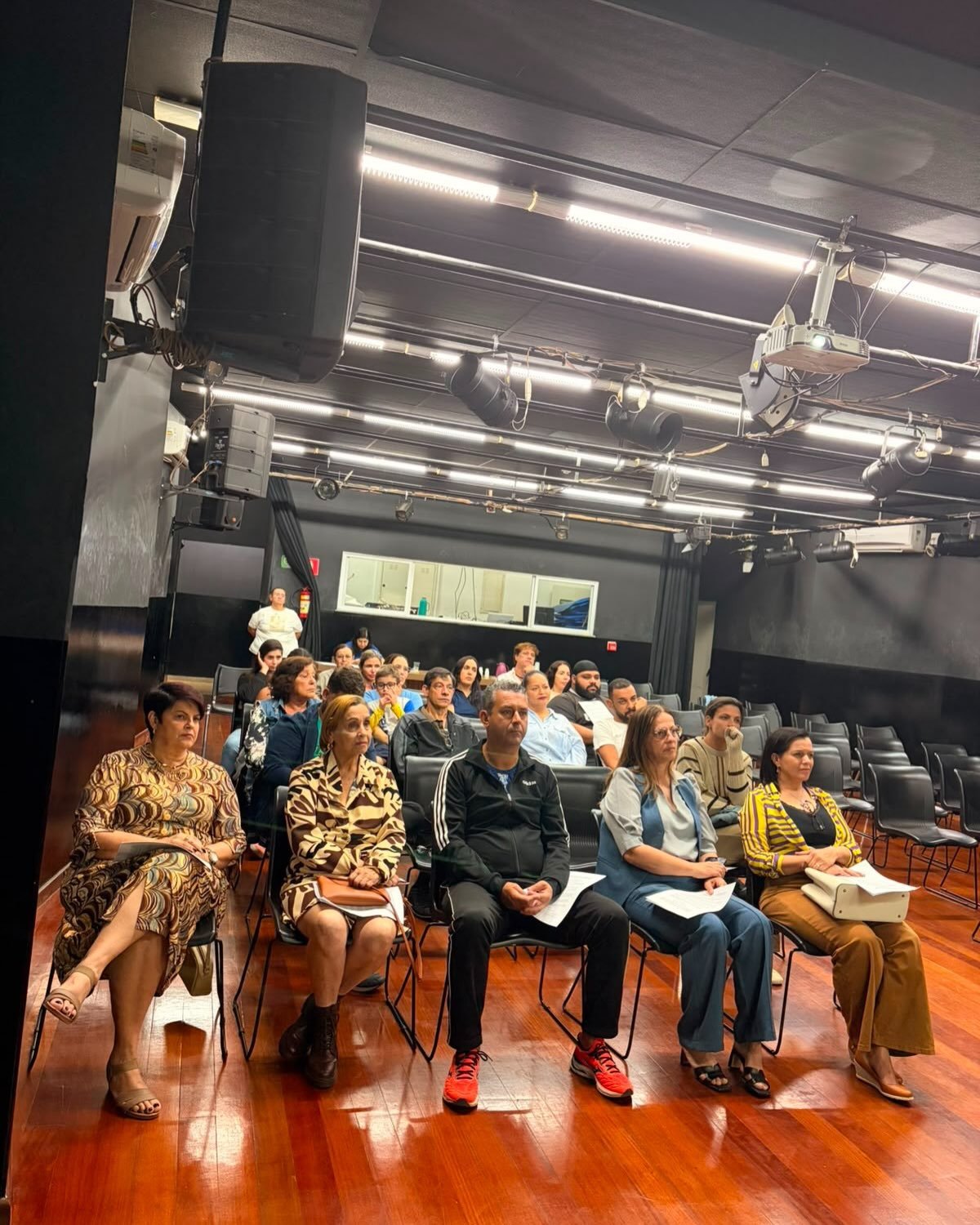 Membro do Grupo Gestor do CEU discursa para os presentes na assembleia