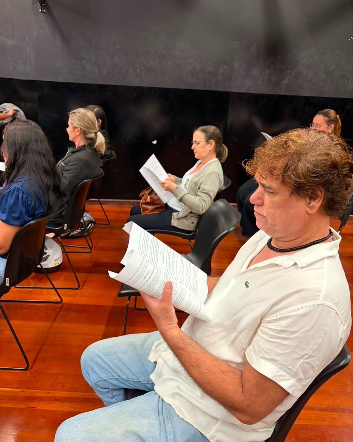 Participante lê o estatuto do Grupo Gestor do CEU durante a assembleia