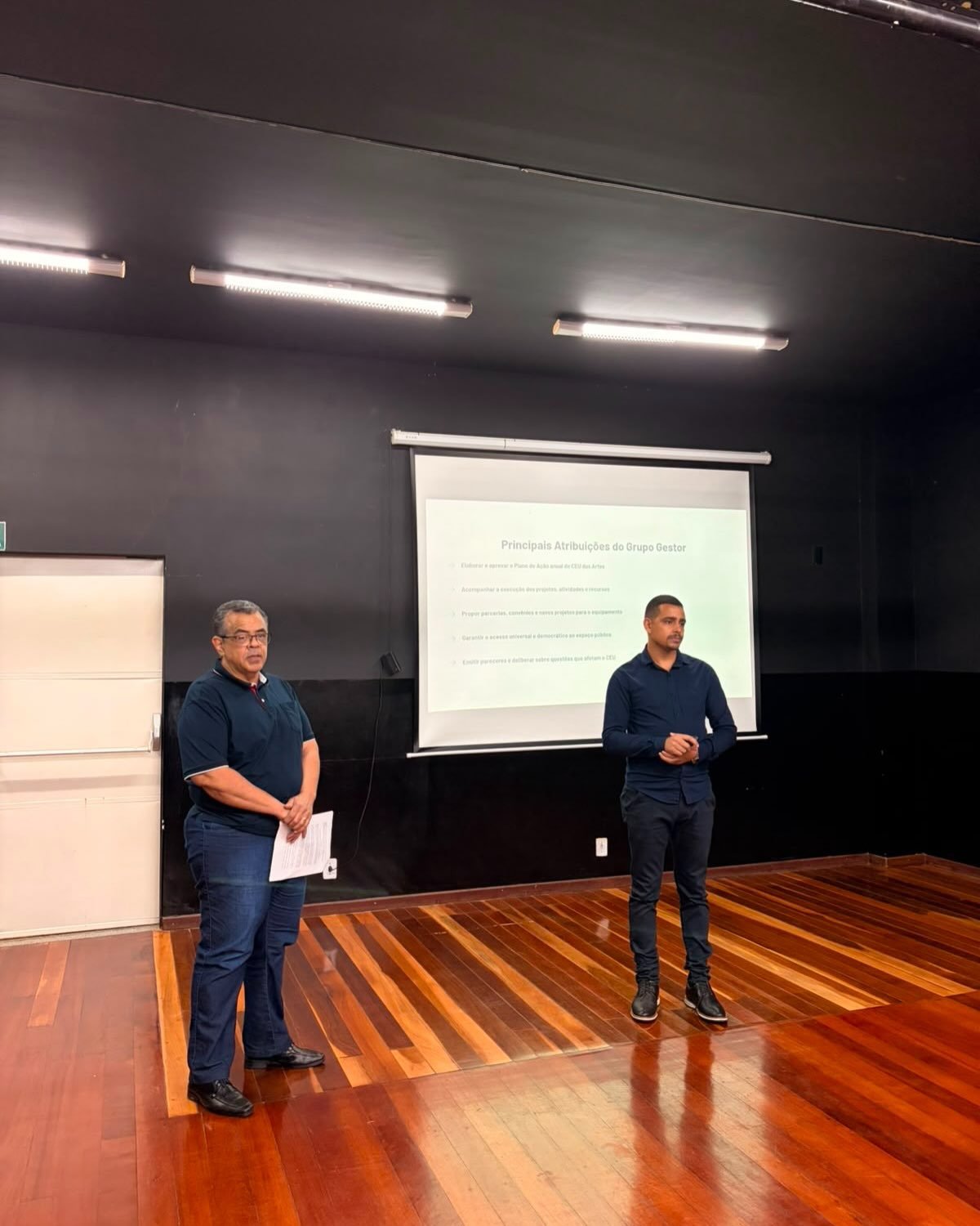 Membros do Grupo Gestor do CEU acompanham apresentação durante a assembleia