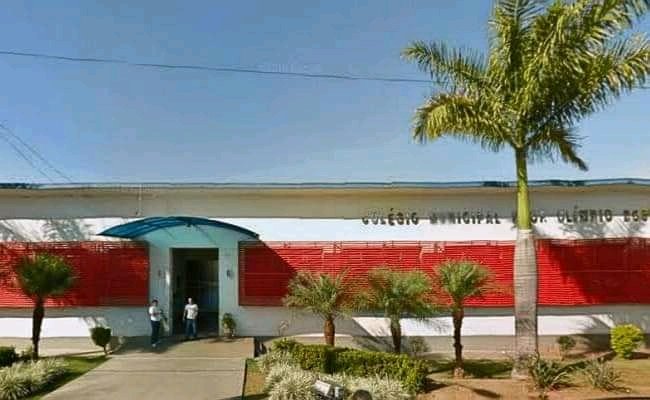 Fachada do Colégio Municipal Professor Olímpio dos Santos, escola citada no Ideb 2025 em Patrocínio