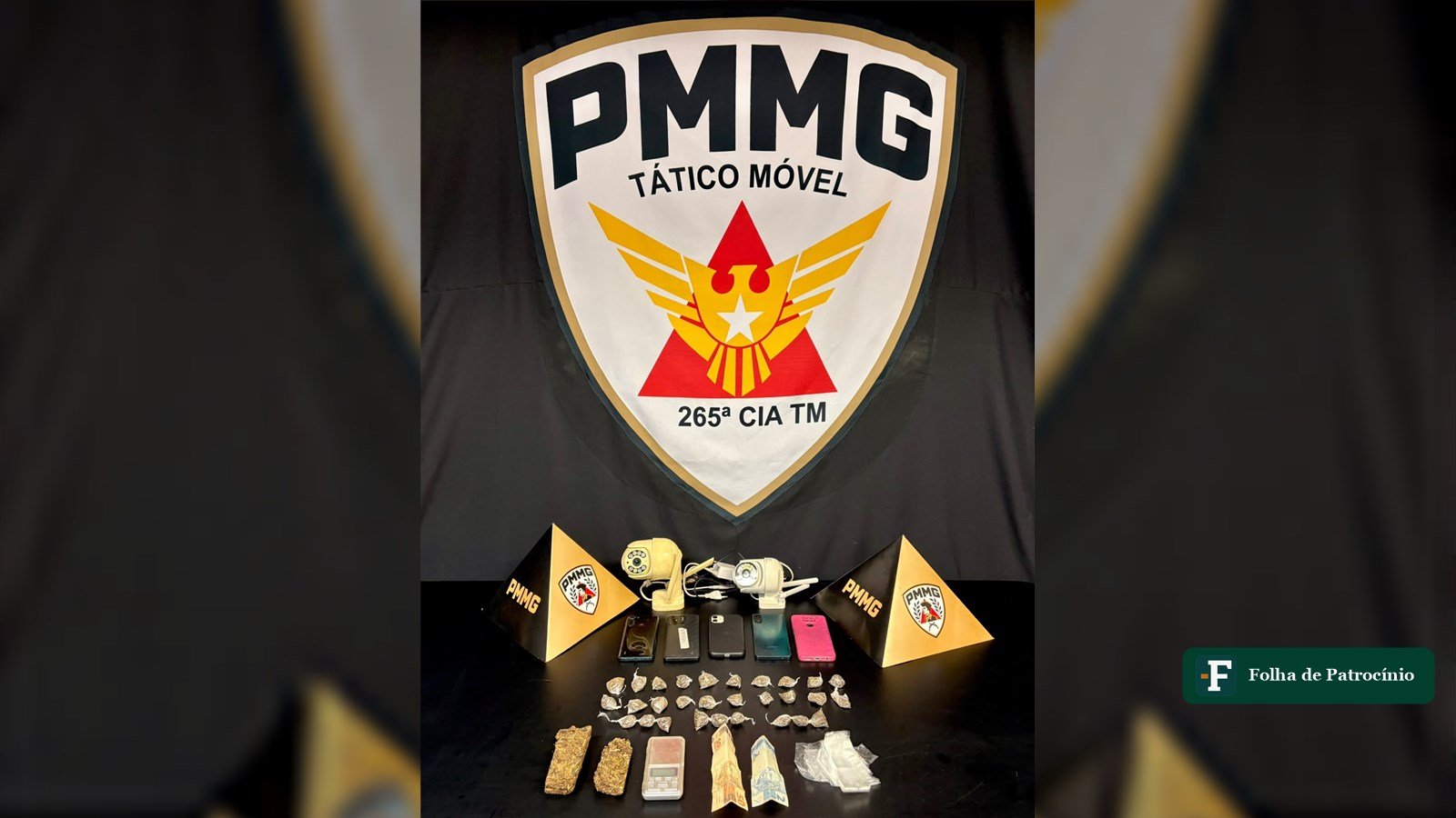 Material apreendido de idosos presos por tráfico em Coromandel, incluindo drogas, celulares e dinheiro