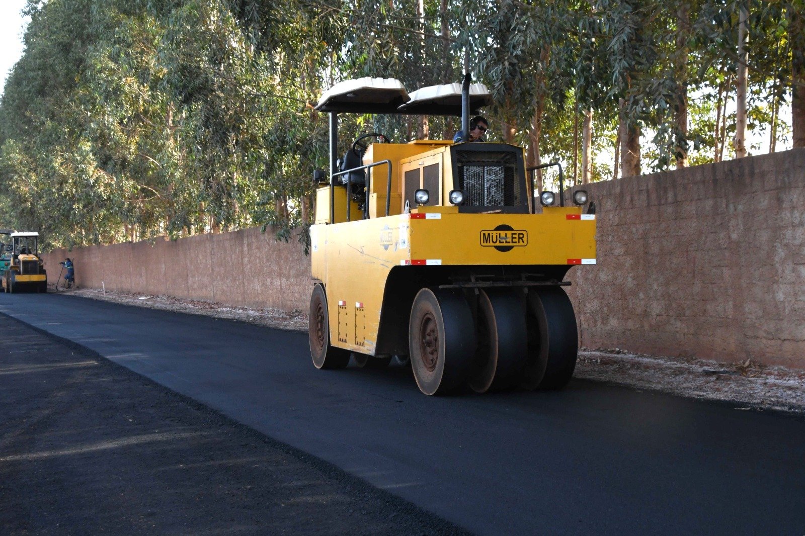 Rolo compactador aplica asfaltamento em Dourados, na zona rural de Patrocínio