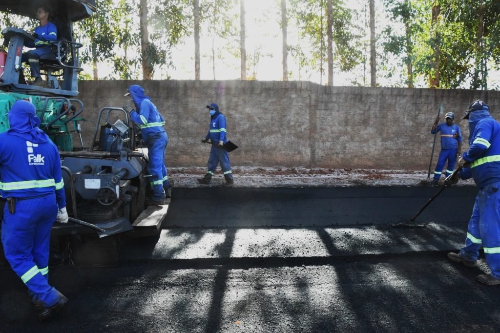 Trabalhadores acompanham aplicação de asfalto na obra de Dourados em Patrocínio
