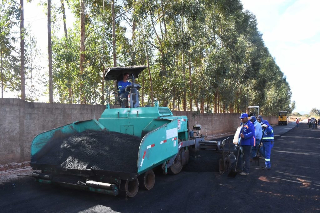Pavimentadora e rolo compactador durante obra de asfaltamento em Dourados