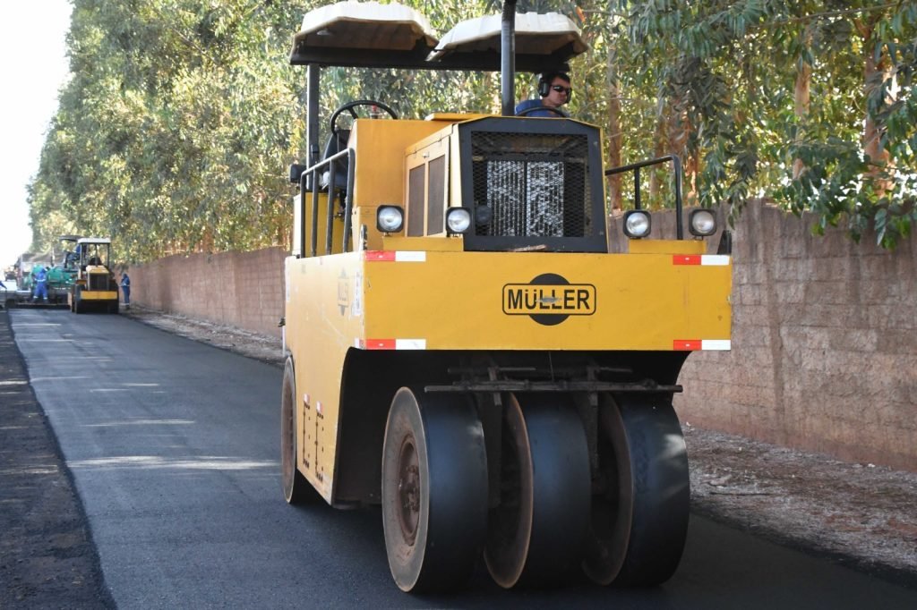 Rolo compactador em outro trecho da obra de asfaltamento em Dourados
