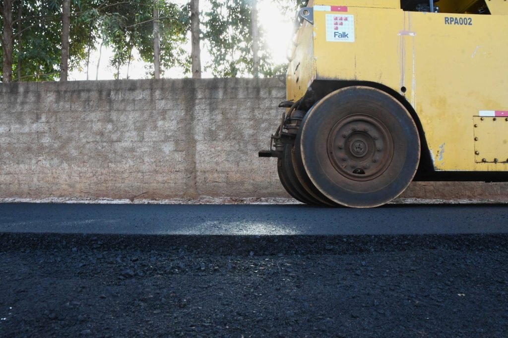 Detalhe da massa asfáltica aplicada na estrada de Dourados