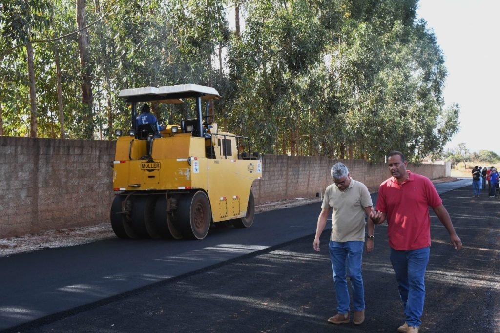 Máquinas trabalham lado a lado na obra de asfaltamento em Dourados