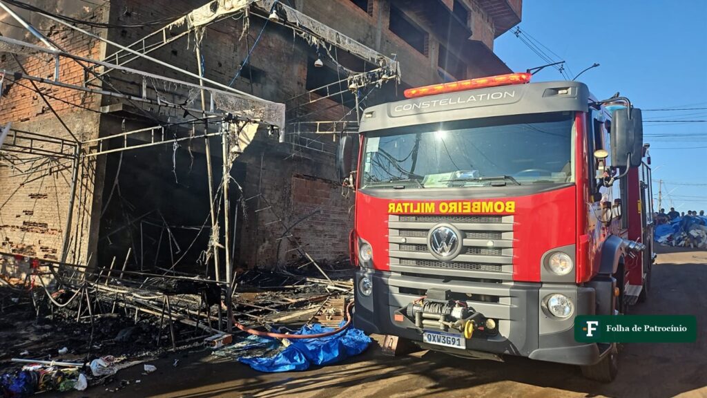 Caminhão do Corpo de Bombeiros ao lado das barracas destruídas pelo incêndio em Romaria