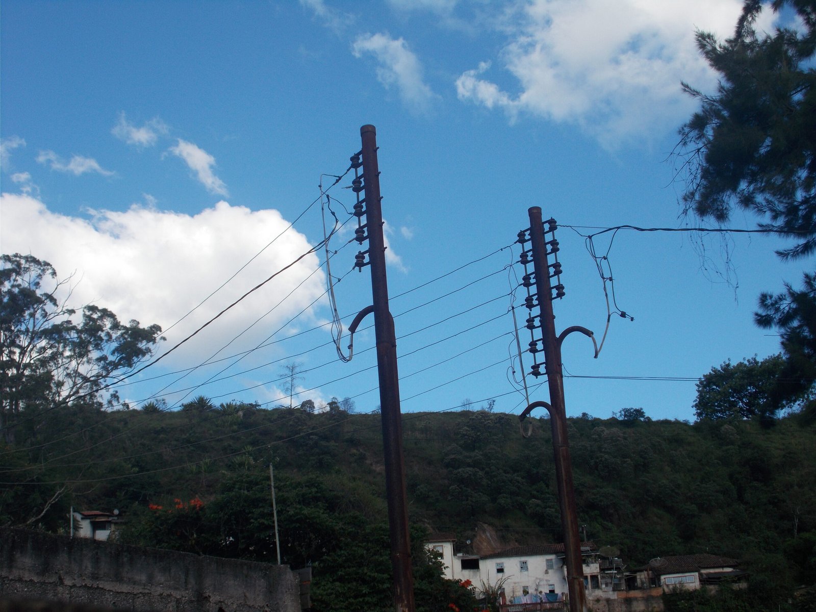 Postes de distribuicao com fiacao eletrica em area urbana brasileira, cenario ligado ao inquerito contra a Cemig