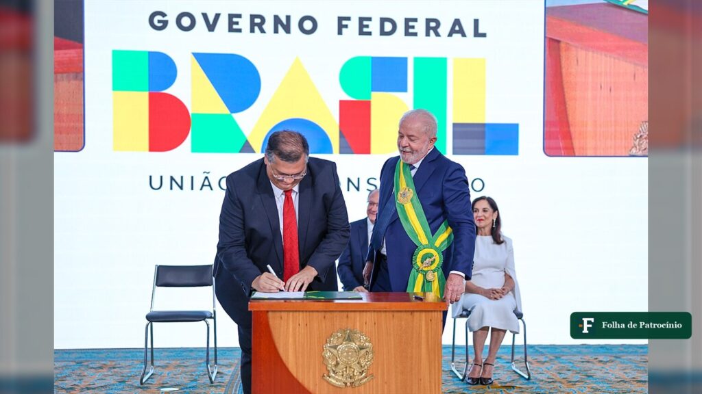 Inquérito contra Lulinha: ministro Flávio Dino ao lado do presidente Lula em cerimônia oficial