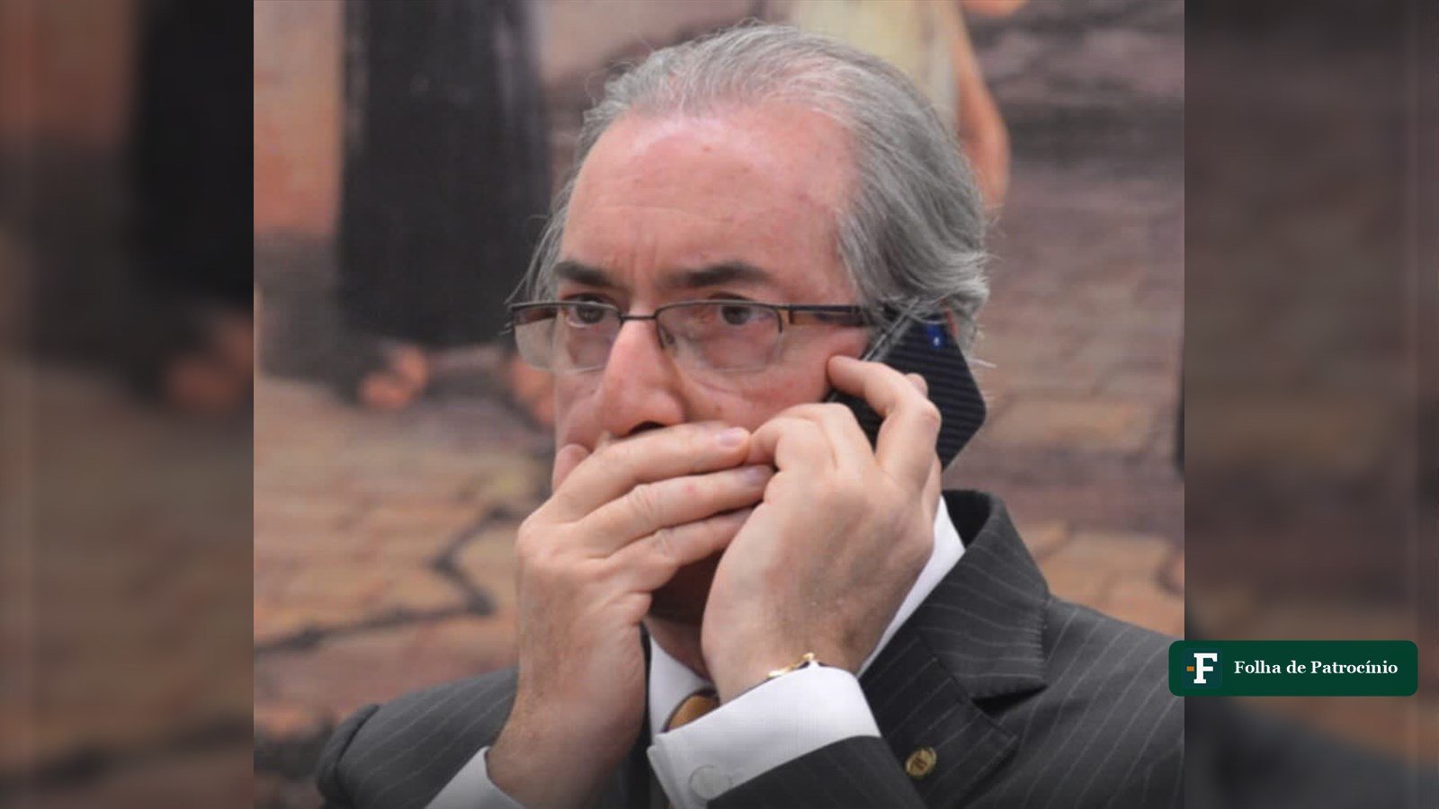 Eduardo Cunha ao telefone durante evento público, alvo de intimação de Eduardo Cunha pelo TRE-MG