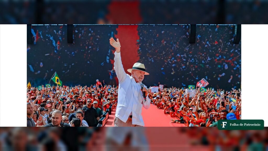 Investigação contra Lula: presidente acena para o público durante ato de campanha em estádio lotado