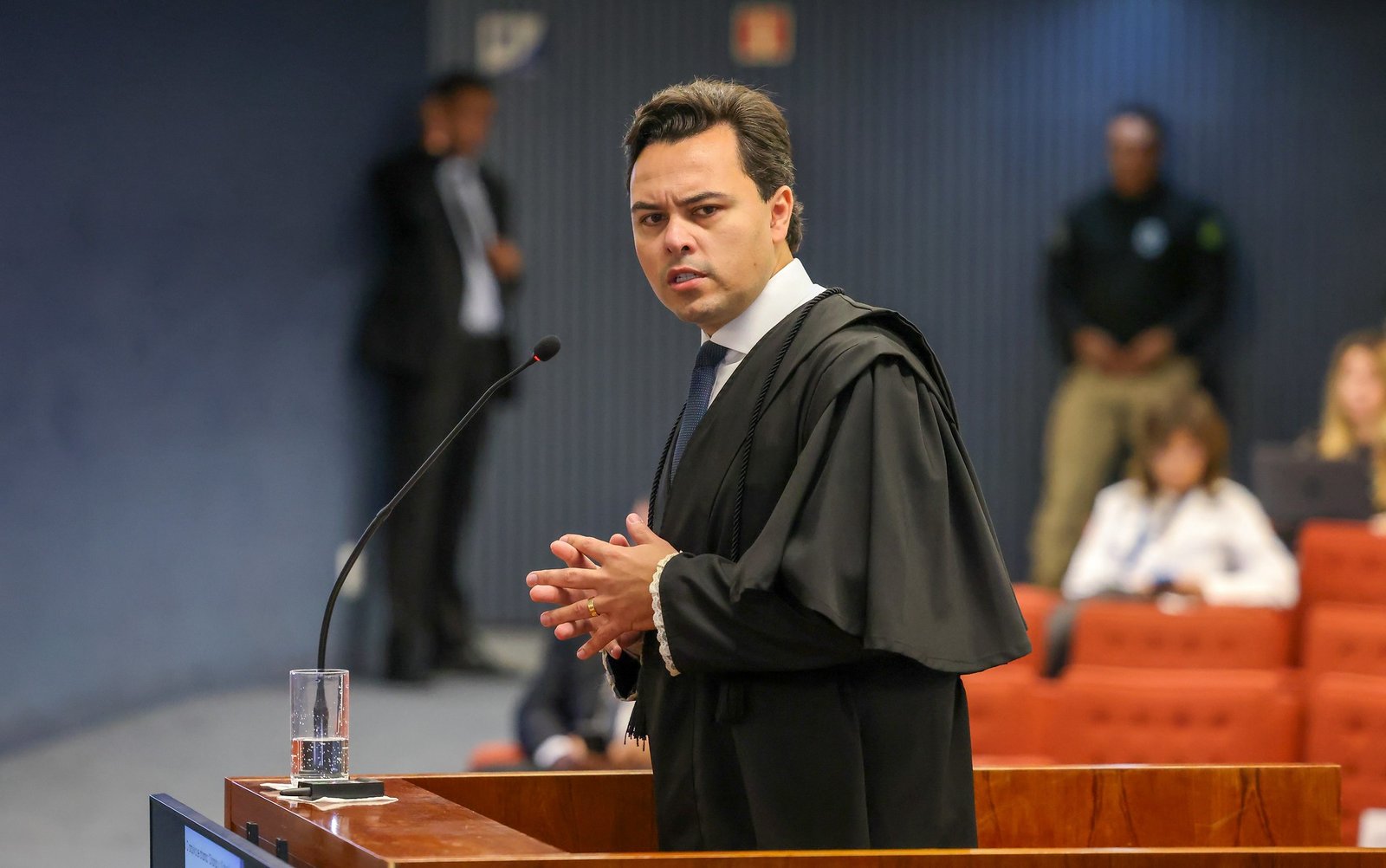 Jeffrey Chiquini discursa em tribuna durante evento, imagem usada para ilustrar as declarações do advogado