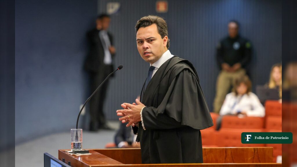 Jeffrey Chiquini discursa em tribuna, imagem usada na matéria sobre suas declarações sobre a Delta Force no Brasil